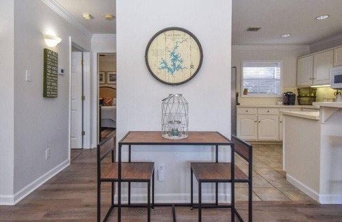 Dadeville Villa | Sunshine Daydream- 1 Bedroom Lakefront Condo