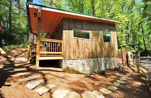 Weaverville Cottage | Sunshine Daydream Cottage-Natural Setting in Town