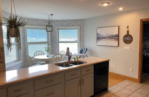 Monticello House | Sunshine Escape: Spacious 6-BDR Home w/Patio, Fire Pit & 2 Miles to Marina