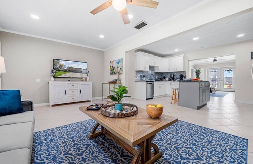 South Bradenton House | Sunshine Family Paradise With Heated Pool, Hot Tub, & King Bed