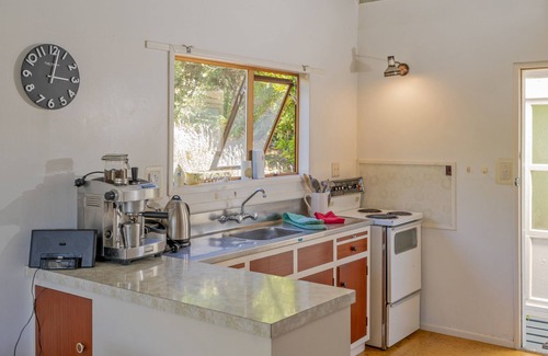 Onemana House | Sunshine Grove Retreat - Onemana Holiday Home