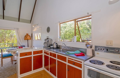 Onemana House | Sunshine Grove Retreat - Onemana Holiday Home