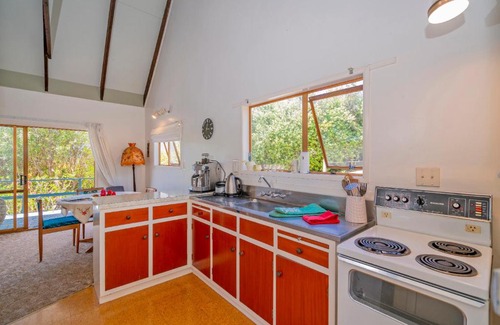 Onemana House | Sunshine Grove Retreat - Onemana Holiday Home