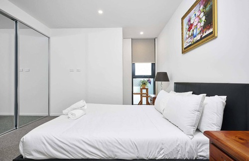 Sunshine Apartment | Sunshine - Modern 2-Bed with Great Views