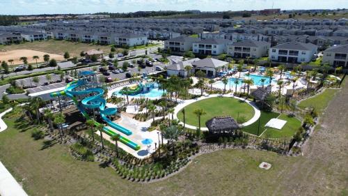 Four Corners House | Sunshine state scape 5BR, walkable to waterpark