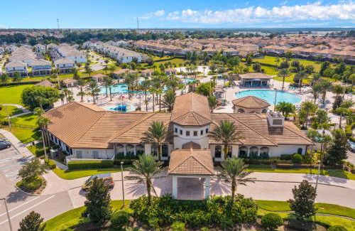 Four Corners House | Sunshine state scape 5BR, walkable to waterpark