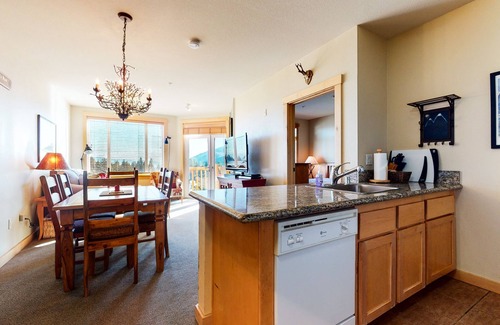 Mammoth Lakes Condo | Sunstone 209 Ski-In Ski-Out, Gorgeous Mountain Views, Heated Pool Jacuzzi by RedAwning