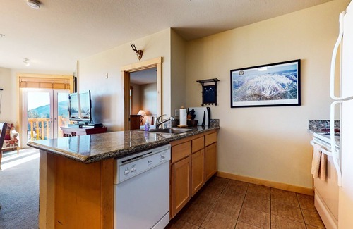 Mammoth Lakes Condo | Sunstone 209 Ski-In Ski-Out, Gorgeous Mountain Views, Heated Pool Jacuzzi by RedAwning