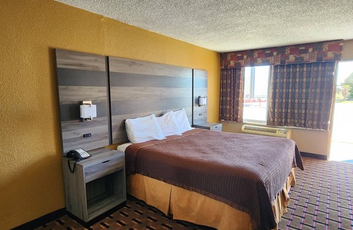 Midland Hotel | Super 7 Inn