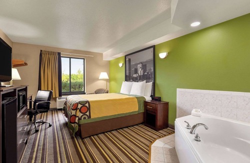 Village of Germantown Hotel | Super 8 by Wyndham Germantown/Milwaukee