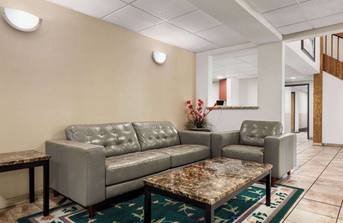 Village of Germantown Hotel | Super 8 by Wyndham Germantown/Milwaukee
