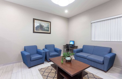 Pumpkin Center Hotel | Super 8 by Wyndham Bakersfield South CA