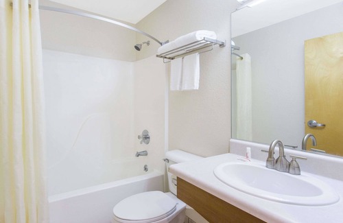 Bedford Hotel | Super 8 by Wyndham Bedford