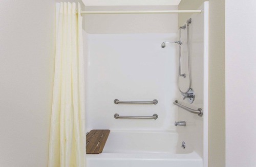 Bedford Hotel | Super 8 by Wyndham Bedford