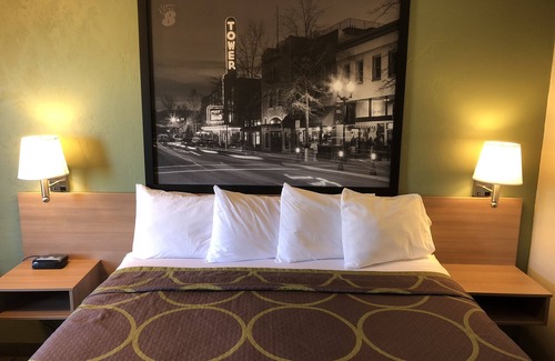 Old Farm District Hotel | Super 8 by Wyndham Bend