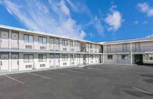 Bishop Hotel | Super 8 by Wyndham Bishop