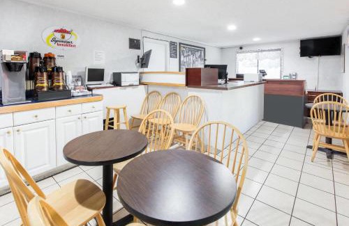 Bishop Hotel | Super 8 by Wyndham Bishop