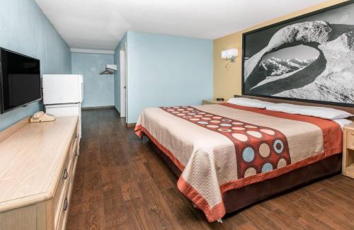 Bishop Hotel | Super 8 by Wyndham Bishop