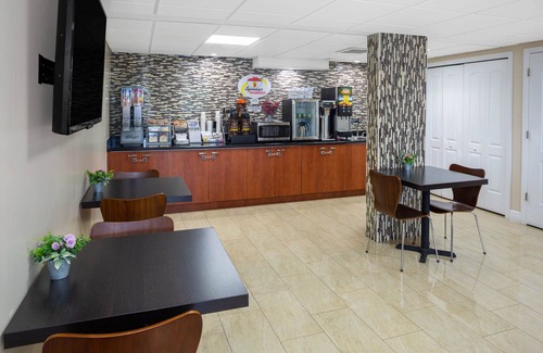 Trailer Estates Hotel | Super 8 by Wyndham Bradenton Sarasota Area