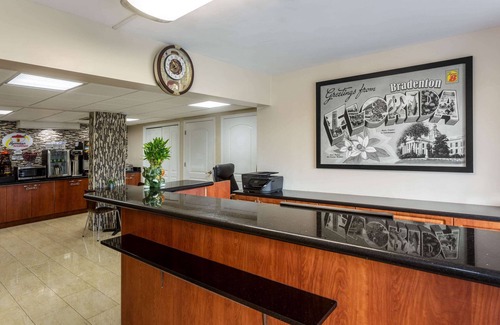 Trailer Estates Hotel | Super 8 by Wyndham Bradenton Sarasota Area
