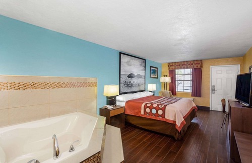 Trailer Estates Hotel | Super 8 by Wyndham Bradenton Sarasota Area