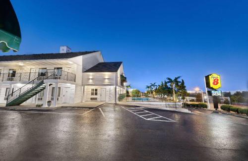 Branson Theater District Hotel | Super 8 by Wyndham Branson - Shepherd of the Hills Exwy