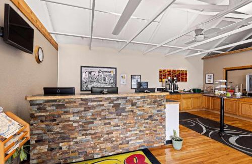 Branson Theater District Hotel | Super 8 by Wyndham Branson - Shepherd of the Hills Exwy