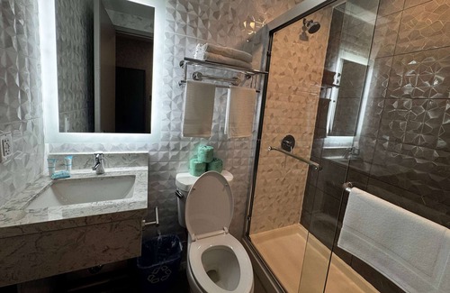 Cypress Hills Hotel | Super 8 by Wyndham Brooklyn Fulton Street/Broadway Junction
