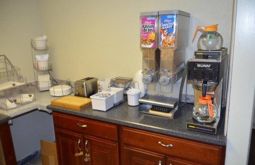 Clarksville Hotel | Super 8 by Wyndham Clarksville East