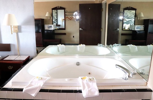 Clarksville Hotel | Super 8 by Wyndham Clarksville East