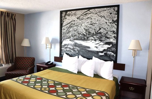 Clarksville Hotel | Super 8 by Wyndham Clarksville East
