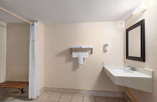 Fort Mitchell Hotel | Super 8 by Wyndham Fort Mitchell Cincinnati Area