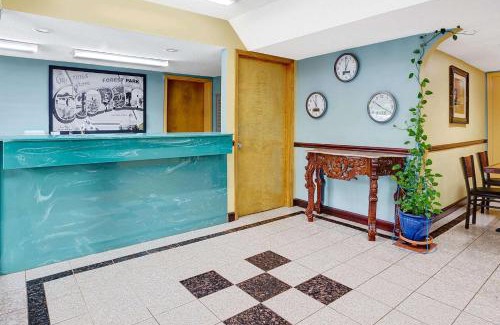 Forest Park Hotel | Super 8 by Wyndham Forest Park