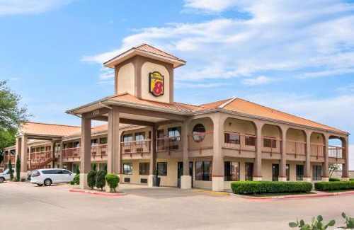 South Arlington Hotel | Super 8 by Wyndham Grand Prairie Southwest