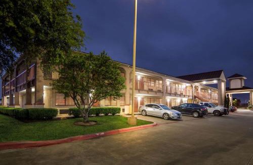 South Arlington Hotel | Super 8 by Wyndham Grand Prairie Southwest