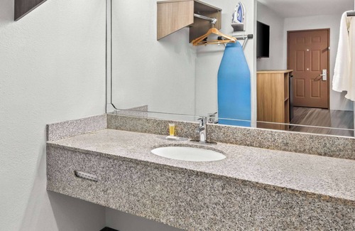 South Arlington Hotel | Super 8 by Wyndham Grand Prairie Southwest