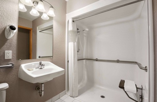 Green Bay Hotel | Super 8 by Wyndham Green Bay I-43 Bus. Park