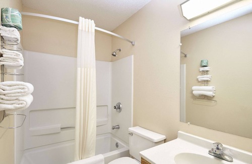 Greenville Hotel | Super 8 by Wyndham Greenville