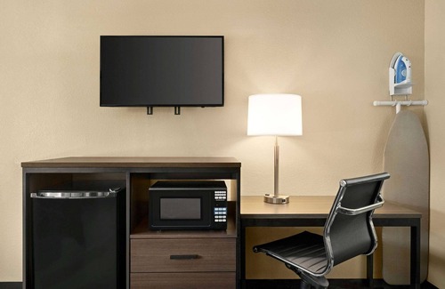 Gulfport Hotel | Super 8 by Wyndham Gulfport Airport NW/Near Biloxi