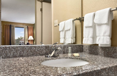 Hattiesburg Hotel | Super 8 by Wyndham Hattiesburg North/University Area