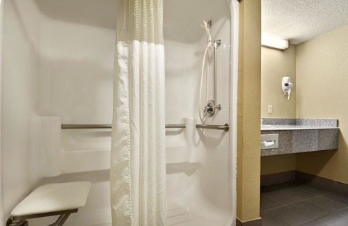 Hattiesburg Hotel | Super 8 by Wyndham Hattiesburg North/University Area