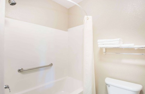 Iola Hotel | Super 8 by Wyndham Iola KS