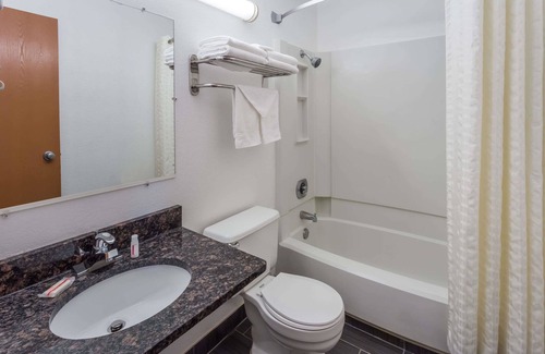 Janesville Hotel | Super 8 by Wyndham Janesville