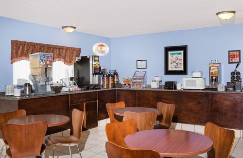 Jonesboro Hotel | Super 8 by Wyndham Jonesboro