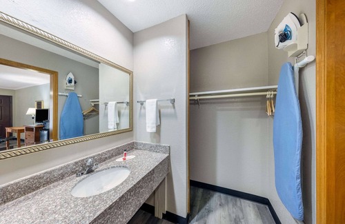 Waldron Hotel | Super 8 by Wyndham Kansas City Airport North