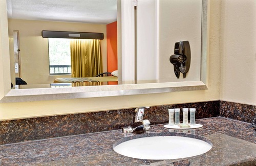 Kissimmee Hotel | Super 8 by Wyndham Kissimmee/Maingate/Orlando Area