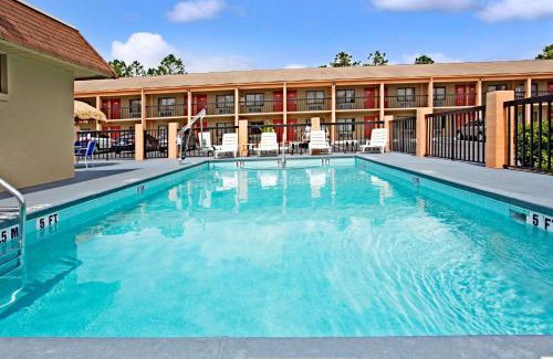 Kissimmee Hotel | Super 8 by Wyndham Kissimmee/Maingate/Orlando Area