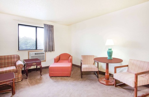 Lexington Hotel | Super 8 by Wyndham Lexington VA