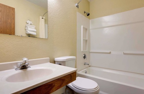 Mentor Hotel | Super 8 by Wyndham Mentor/Cleveland Area