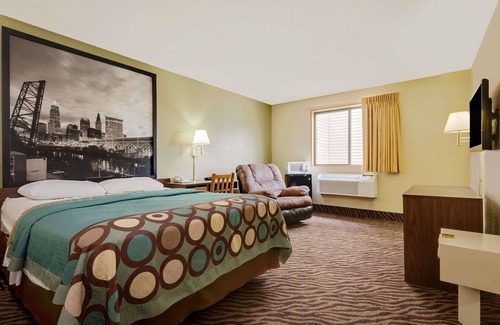 Mentor Hotel | Super 8 by Wyndham Mentor/Cleveland Area
